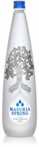 Butelka wody źródlanej Masuria Spring z niebieską zakrętką i srebrnym rysunkiem drzewa na matowej powierzchni.