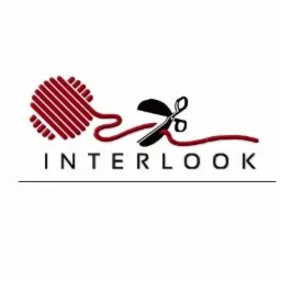 Logo firmy odzieżowej Interlook: czerwona włóczka, czarne nożyczki przecinające nić nad nazwą firmy, na białym tle.