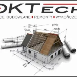 Szkic 3D domu w trakcie budowy z widoczną konstrukcją dachu, zwinięte plany architektoniczne w tle, logo DK Tech w górnej części obrazu.