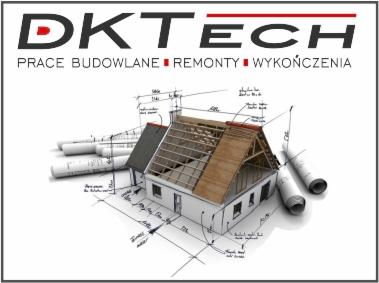 Szkic 3D domu w trakcie budowy z widoczną konstrukcją dachu, zwinięte plany architektoniczne w tle, logo DK Tech w górnej części obrazu.