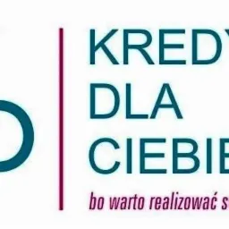 Logo firmy KDC z hasłem 'Kredyt dla Ciebie bo warto realizować swoje plany' w kolorze turkusowym i bordowym na białym tle.
