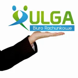 Dłoń w mankiecie prezentuje logo firmy „ULGA” z napisem „Biuro Rachunkowe” na białym tle. Logo w odcieniach zieleni i błękitu.
