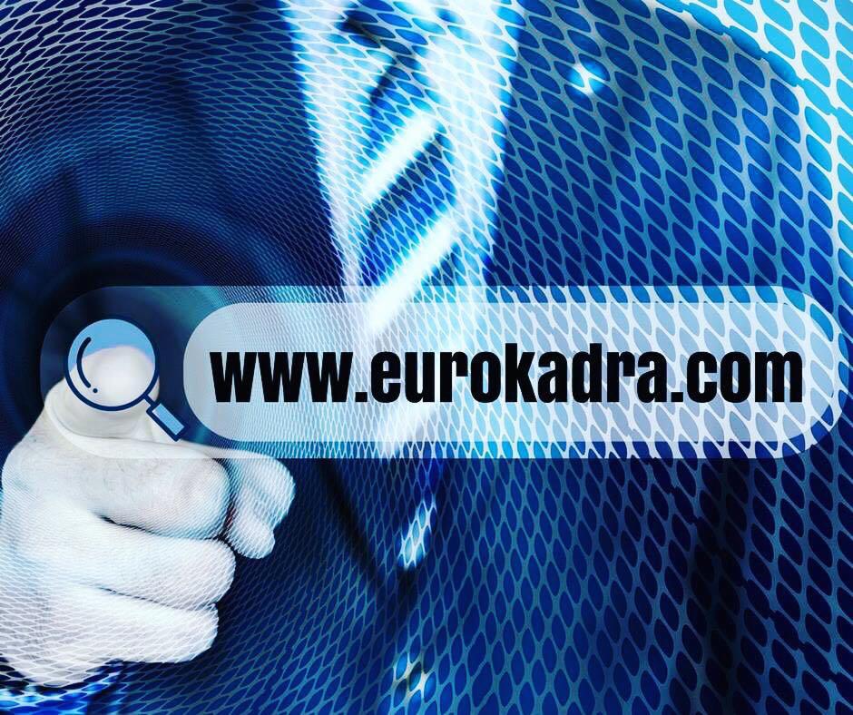 Grafika przedstawia dłoń w białej rękawiczce trzymającą lupę nad adresem strony internetowej www.eurokadra.com na tle abstrakcyjnego niebieskiego wzoru.