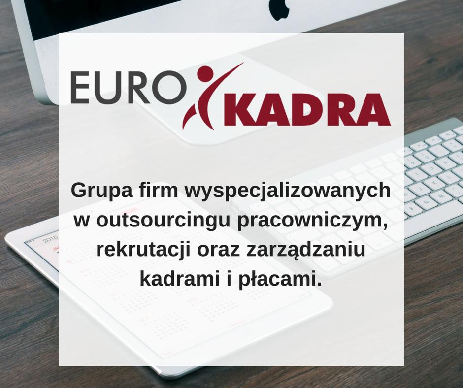 Biurko z komputerem Apple, klawiaturą i tabletem wyświetlającym kalendarz, nałożone logo firmy Euro Kadra i tekst o specjalizacji w outsourcingu, rekrutacji i zarządzaniu kadrami.