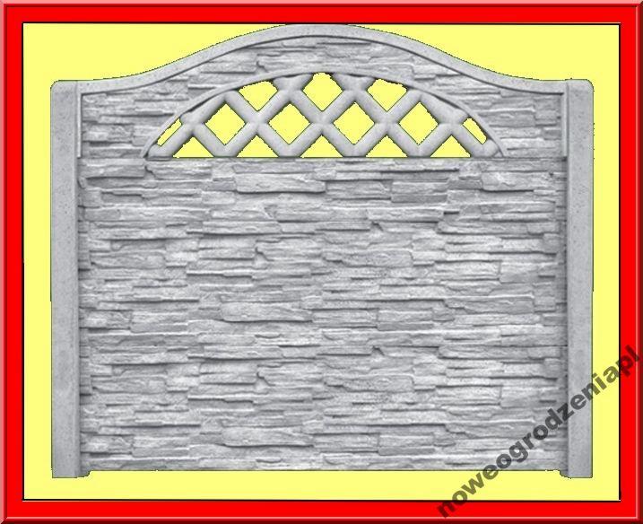 Panel ogrodzeniowy z betonu architektonicznego, imitujący kamień, z dekoracyjnym ażurem w górnej części. Widoczna faktura i detale wykończenia.