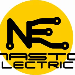 Żółte logo 'NASTO ELECTRICS' z czarnym symbolem elektrycznym przypominającym płytkę drukowaną. Nowoczesny design, wyraźny kontrast.
