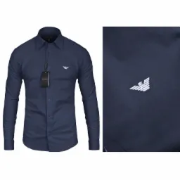 Granatowa koszula męska z długim rękawem, z widocznym logo marki na piersi oraz z przywieszoną metką.
