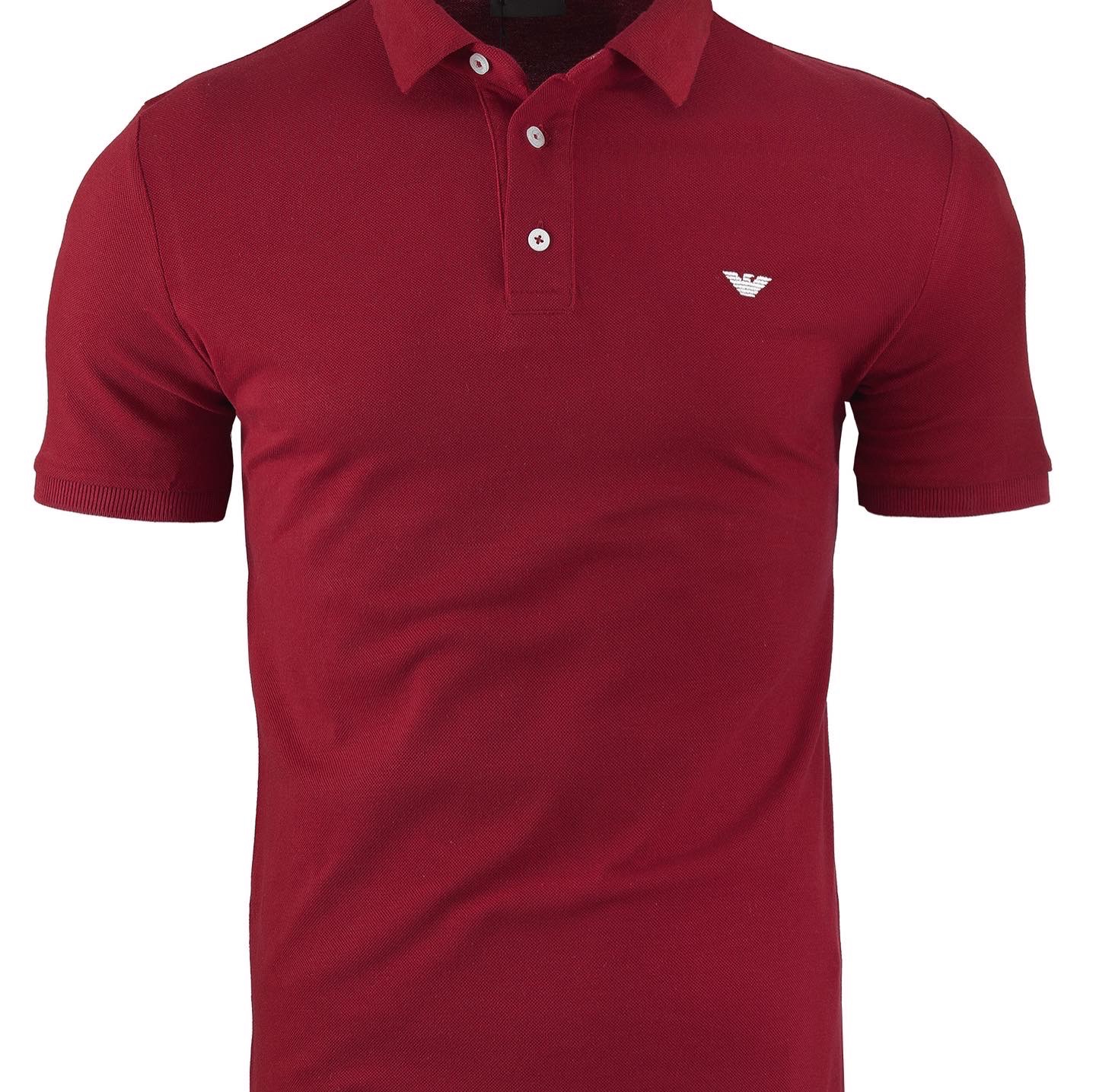 Burgundowa koszulka polo z krótkim rękawem i białym logo na piersi, widoczne trzy białe guziki.