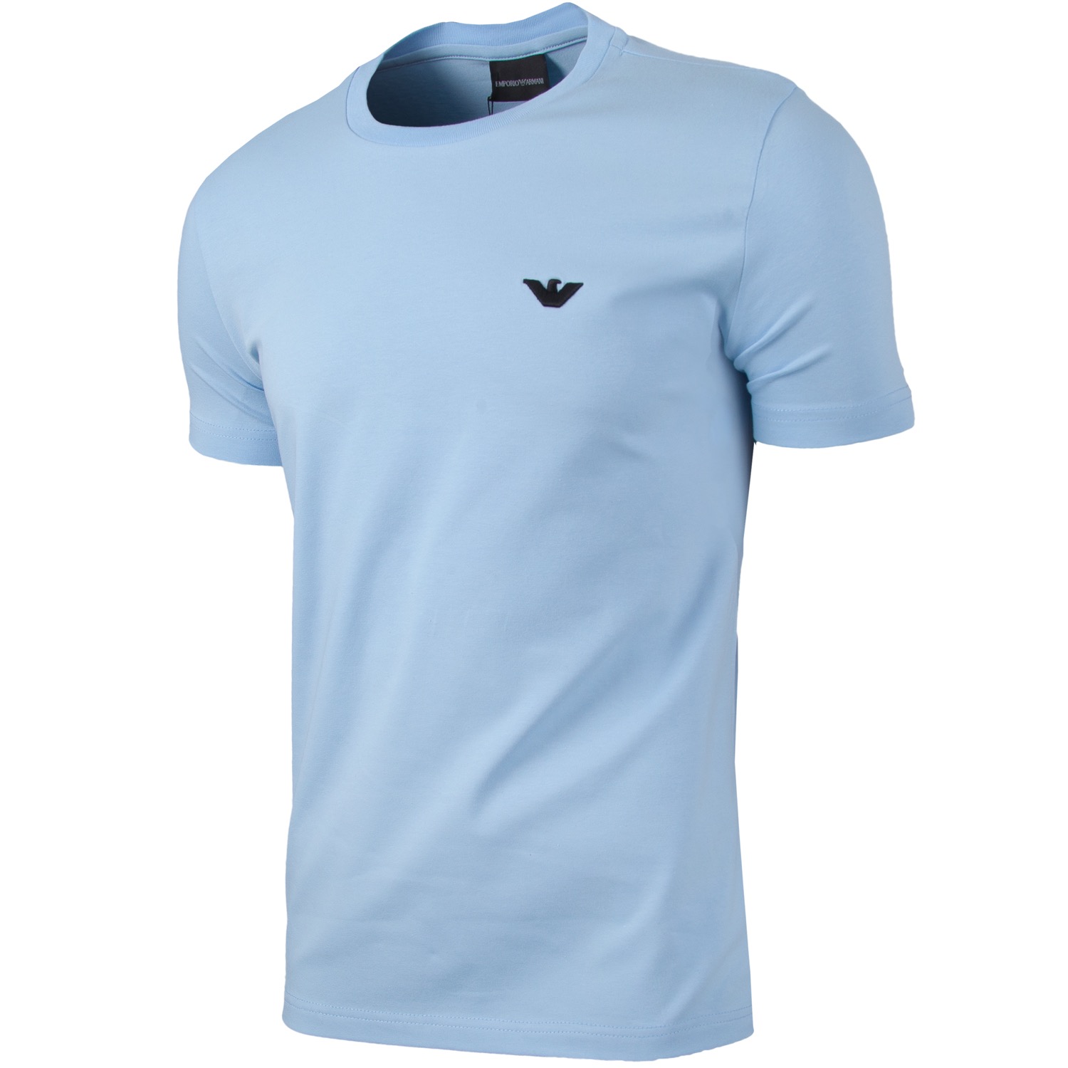 Jasnoniebieska koszulka z krótkim rękawem, z czarnym logo marki na piersi, sfotografowana na białym tle.