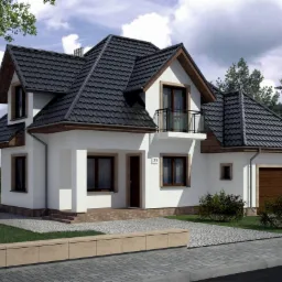 Elewacja domu jednorodzinnego z ciemną dachówką i balkonem. Widoczny fragment podjazdu i trawnika. Dom o białej elewacji z drewnianymi elementami.