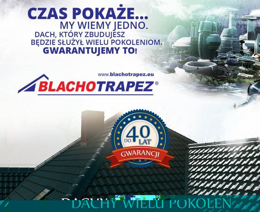 Reklama Blachotrapez: dachówka ceramiczna w kolorze ciemnej zieleni, logo firmy, hasło 'Dachy wielu pokoleń' i gwarancja 40 lat, futurystyczne tło.