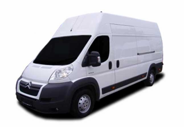 Biały, wysoki bus marki Citroen, widziany z boku, na białym tle. Auto z ciemnymi szybami i elementami karoserii. Widoczne opony i felgi.