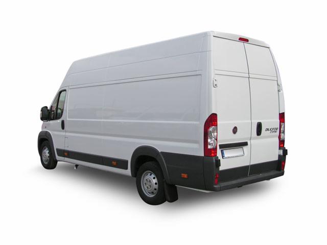 Biały furgon Ducato z wysokim dachem, widziany z tyłu pod kątem, na białym tle. Widoczne światła, tablica rejestracyjna i logo Ducato.