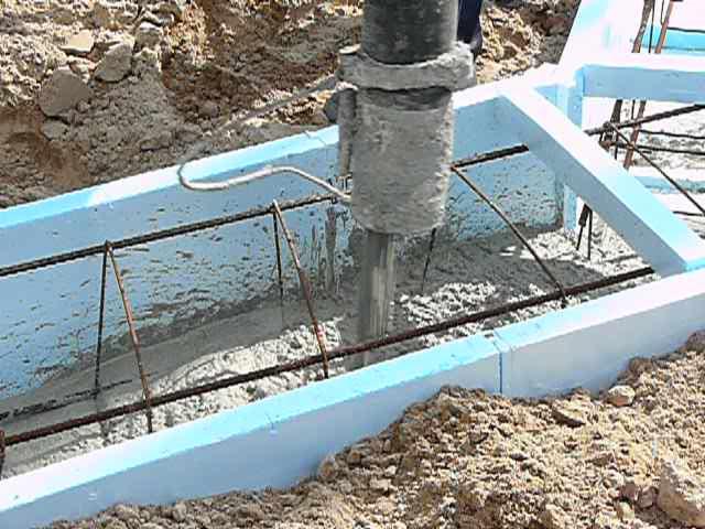 wylewanie fundamentu w szalunku XPS