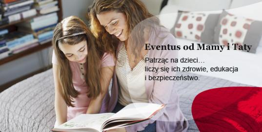 Uśmiechnięta matka z córką czytają książkę na łóżku w jasnym pokoju. Reklama z tekstem 'Eventus od Mamy i Taty'.
