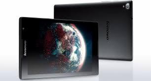 Dwa czarne tablety Lenovo na białym tle. Na ekranie pierwszego tabletu widoczna grafika przedstawiająca Ziemię. Drugi tablet stoi za pierwszym, widoczne logo Lenovo i obiektyw aparatu.