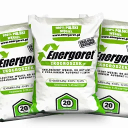 Trzy białe worki z zielonymi akcentami, wypełnione paliwem do kotł&oacute;w z podajnikiem automatycznym, ustawione blisko siebie na białym tle, prezentujące specyfikację produktu i logo producenta.