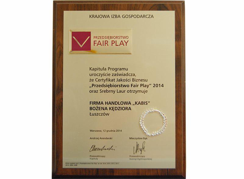 Certyfikat 'Przedsiębiorstwo Fair Play' 2014 w ramce, przyznany firmie handlowej KABIS. Widoczne podpisy i pieczęć. Dokument w drewnianej oprawie.