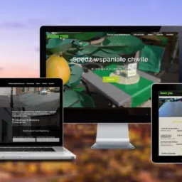 Responsywna strona internetowa restauracji Lemon Tree wyświetlana na laptopie, monitorze, tablecie i smartfonie na tle rozmytego krajobrazu miasta o zachodzie słońca.