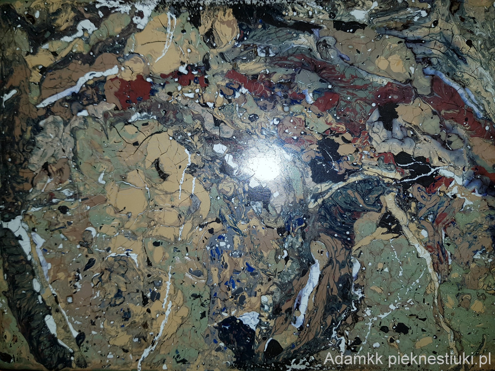 Abstrakcyjna powierzchnia z efektem marmuru w odcieniach beżu, brązu, zieleni, czerwieni i czerni, z białymi żyłkami i plamkami, przypominająca stiuk wenecki.