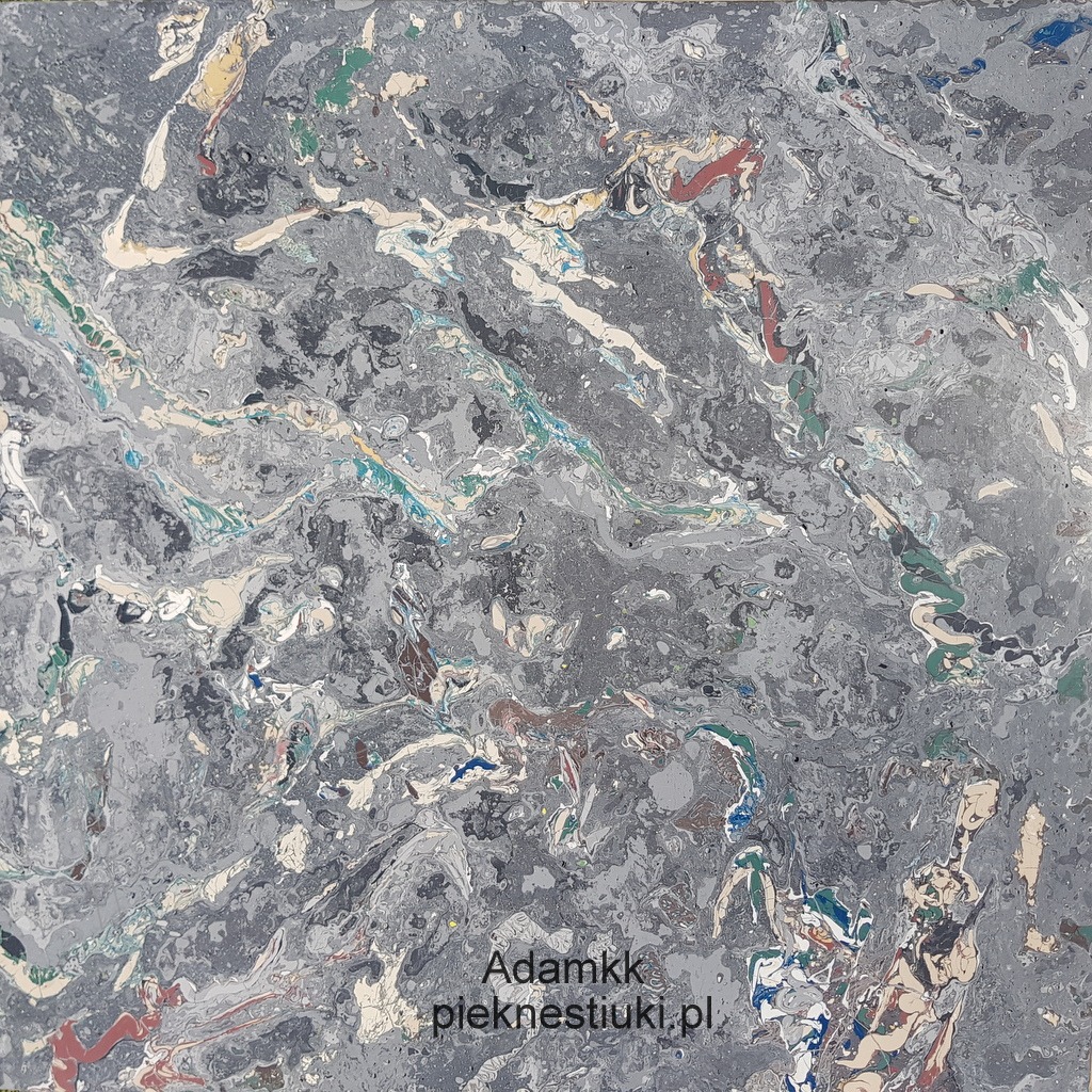 Panel ścienny z efektem marmoryzacji w odcieniach szarości, bieli, zieleni i czerwieni, imitujący onyks. Widoczny adres strony internetowej firmy.