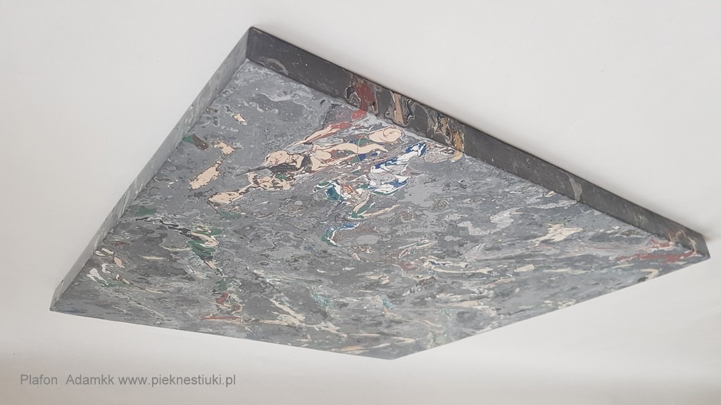 Plafon z dekoracyjną, szarą marmoryzacją imitującą kamień, widoczny z perspektywy żabiej, z adresem strony internetowej na dole zdjęcia.