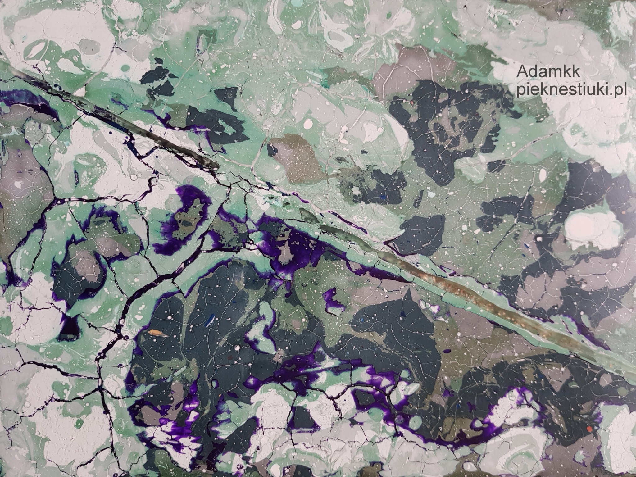 Abstrakcyjna marmoryzacja w odcieniach zieleni, szarości i fioletu, imitująca naturalne kamienie, z widocznymi drobnymi pęknięciami i żyłkami.