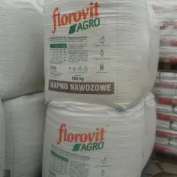 Ułożone worki z wapnem nawozowym granulowanym Florovit Agro 500 kg, z ikonami sadownictwa, warzywnictwa i rolnictwa, na palecie w magazynie.
