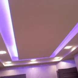 Podwieszany sufit z oświetleniem LED w kolorze fioletowym, zamontowany w jasnym pomieszczeniu. Widoczne drzwi w tle.