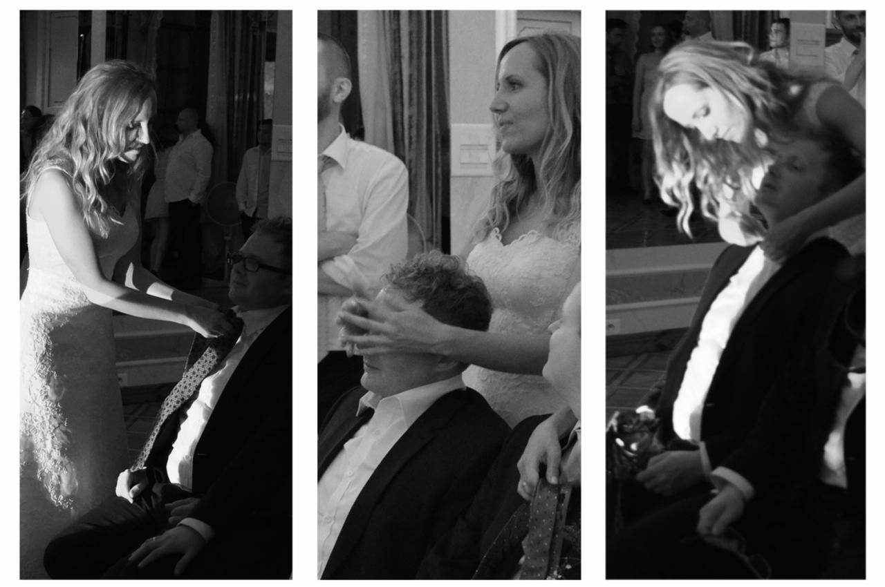Czarno-białe ujęcie panny młodej poprawiającej krawat panu młodemu siedzącemu na krześle, z gośćmi weselnymi w tle, uchwycone w trzech kadrach.
