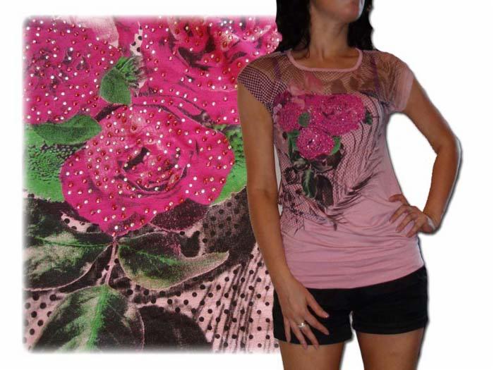 Kobieta prezentuje różową bluzkę z nadrukiem róż i cekinami, obok fragment tkaniny z powiększonym motywem róży i kropek.