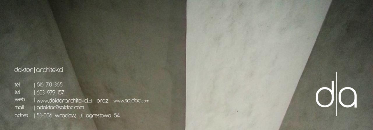 Wizytówka architektoniczna z danymi kontaktowymi: telefon, strona www, adres e-mail oraz adres firmy. Minimalistyczny design w odcieniach szarości i bieli.