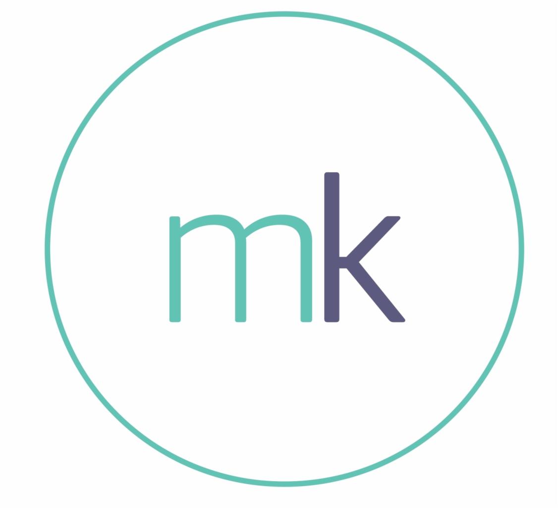 Minimalistyczne logo firmy MK w okręgu: litera 'm' w kolorze morskim, 'k' w odcieniu fioletu, całość na białym tle obwiedziona turkusową linią.