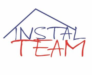 Niebiesko-czerwone logo firmy Instal Team z motywem dachu domu, na białym tle. Prostota i czytelność w projekcie logo.