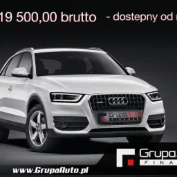 Białe Audi Q3 na ciemnym tle, z widocznym logo 'Grupa Auto Finanse' na grillu i w dolnej części zdjęcia. U góry informacja o cenie brutto i dostępności.