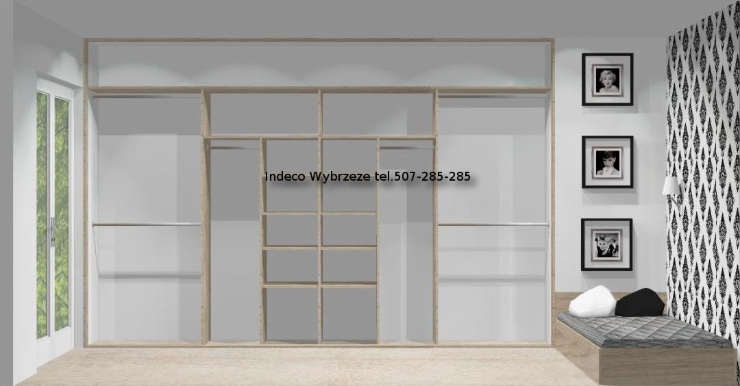 Wnętrze z szafą wnękową z jasnego drewna, trzema czarno-białymi portretami w ramkach i wzorzystą tapetą. Widoczny narożny tapczan.