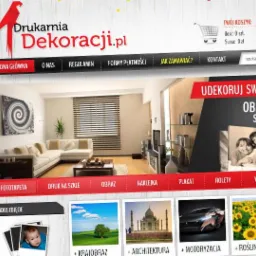 Strona internetowa drukarni Dekoracji.pl z ofertą fototapet, obrazów na szkle, naklejek i plakatów. W tle aranżacja wnętrza z obrazem na ścianie.