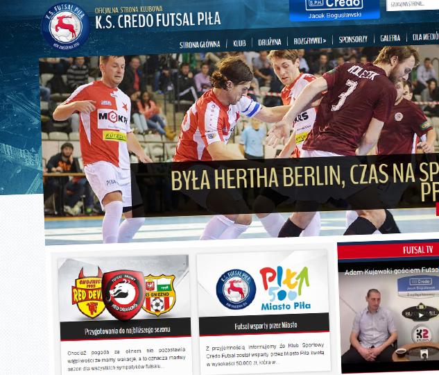 Zrzut strony internetowej klubu futsalowego K.S. Credo Futsal Piła, prezentujący aktualności, zawodników w akcji i informacje o wsparciu miasta.