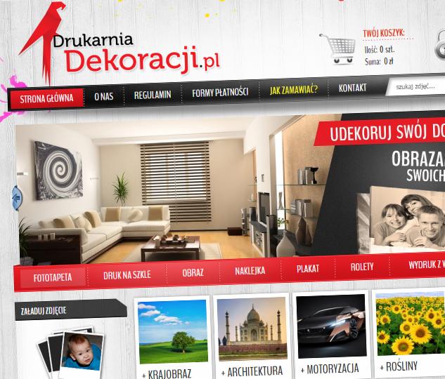 Strona internetowa drukarni Dekoracji.pl z ofertą fototapet, obrazów na szkle, naklejek i plakatów. W tle aranżacja wnętrza z obrazem na ścianie.