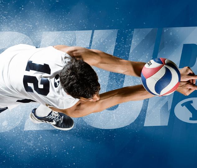 Dynamiczne ujęcie z góry: siatkarz w akcji, z piłką w dłoniach na tle grafiki z logo drużyny i efektem rozprysku, podkreślające energię i profesjonalizm.