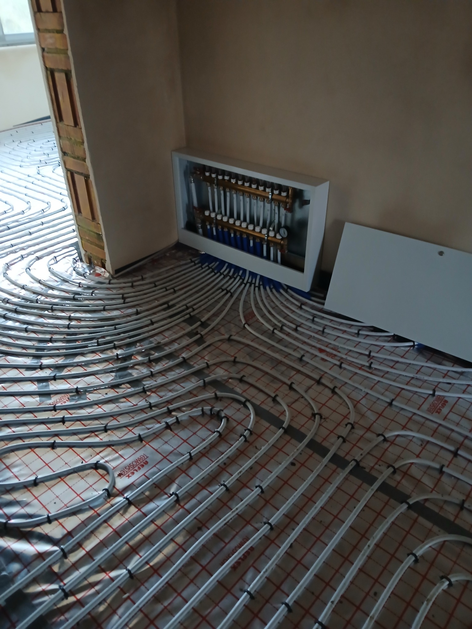 Dobiesz montaż ogrzewania podłogowego.