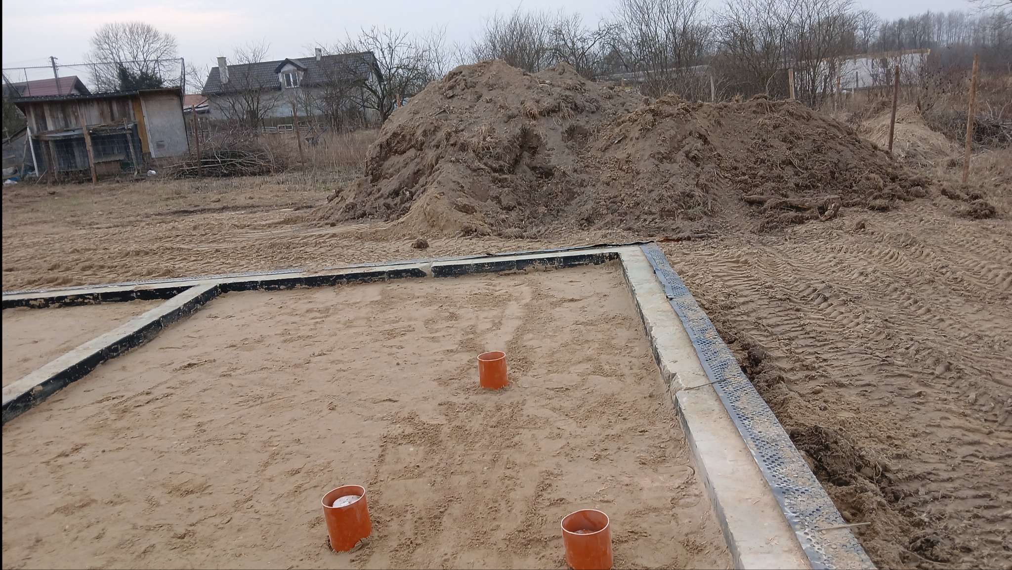 Nowa inwestycja Kaleń-Towarzystwo, Mazowieckie. Montaż instalacji kanalizacji podposadzkowej