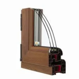 Przekrój ramy okiennej z tworzywa imitującego drewno, widoczne uszczelki, komory powietrzne i szyba zespolona.