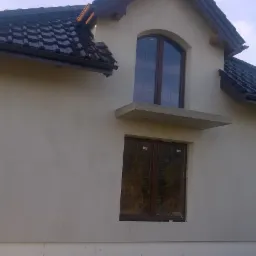 Elewacja, gruntowanie sciany pod tynk