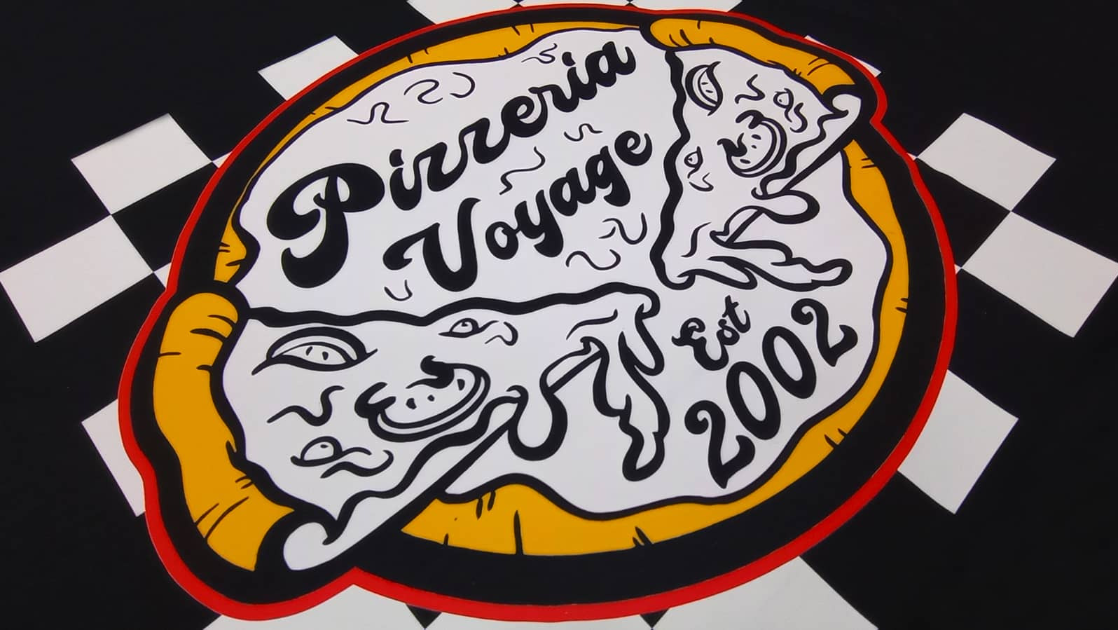 Grafika przedstawiająca stylizowane logo pizzerii 'Pizzeria Voyage' z datą założenia 2002, umieszczone na czarno-białym tle w szachownicę.