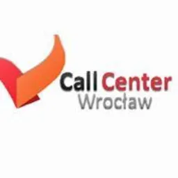 Logo Call Center Wrocław z pomarańczowo-czerwonym symbolem ptaka w locie po lewej stronie. Napis czarny Call Center, pod nim szary Wrocław.