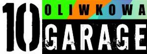 Czarno-białe logo z napisem '10 Oliwkowa Garage' na kolorowym tle. Stylizowany napis 'GARAGE' z efektem postarzania.