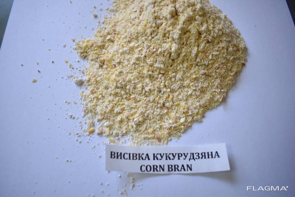 Kruszonka z otrębów kukurydzianych na białym tle, z widoczną etykietą informacyjną w języku ukraińskim i angielskim.