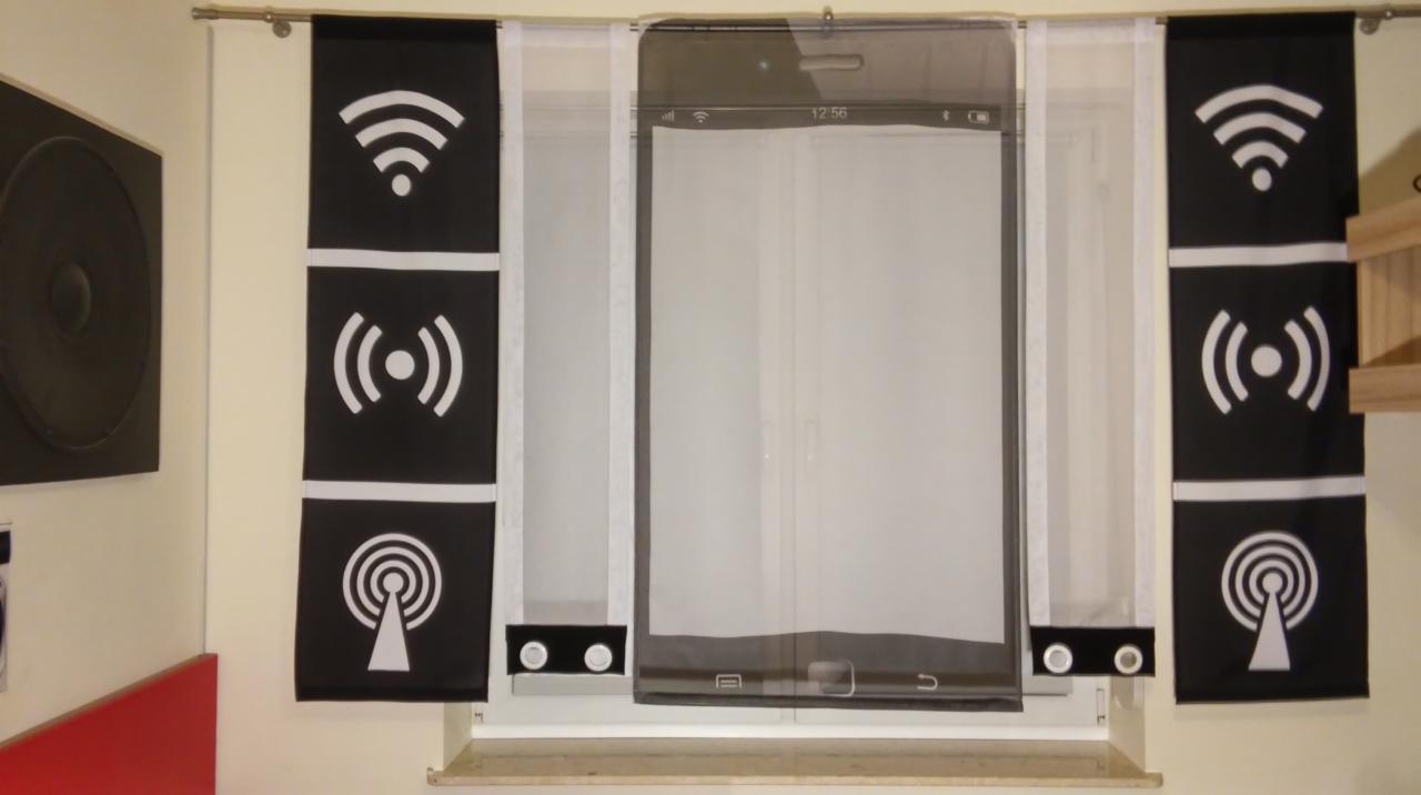 Okno z zasłonami: czarne panele z białymi symbolami Wi-Fi i anten, transparentna zasłona z nadrukiem smartfona. Nietypowy design.