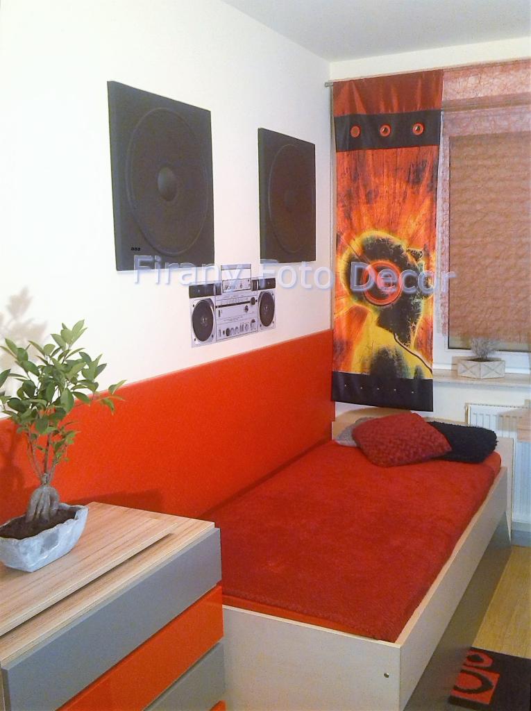 Pokój młodzieżowy: czerwona zasłona z motywem muzycznym, łóżko, głośniki na ścianie i bonsai na szafce. Aranżacja w stylu młodzieżowym.
